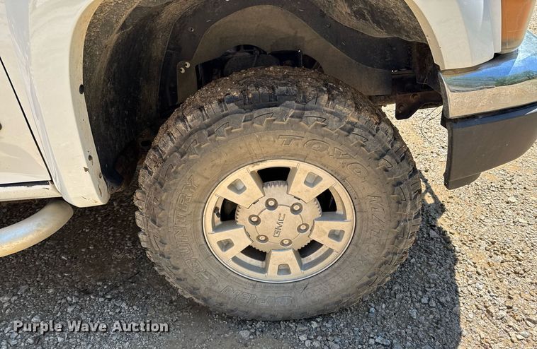 image for item DO0934 2004 GMC Canyon Ext. Cab pickup truck