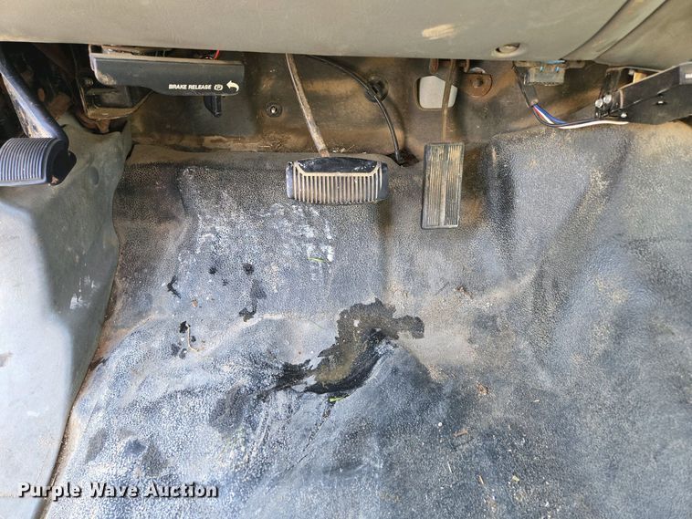 image for item DP6338 2004 Ford F350 Super Duty XL Crew Cab utility bed pickup truck