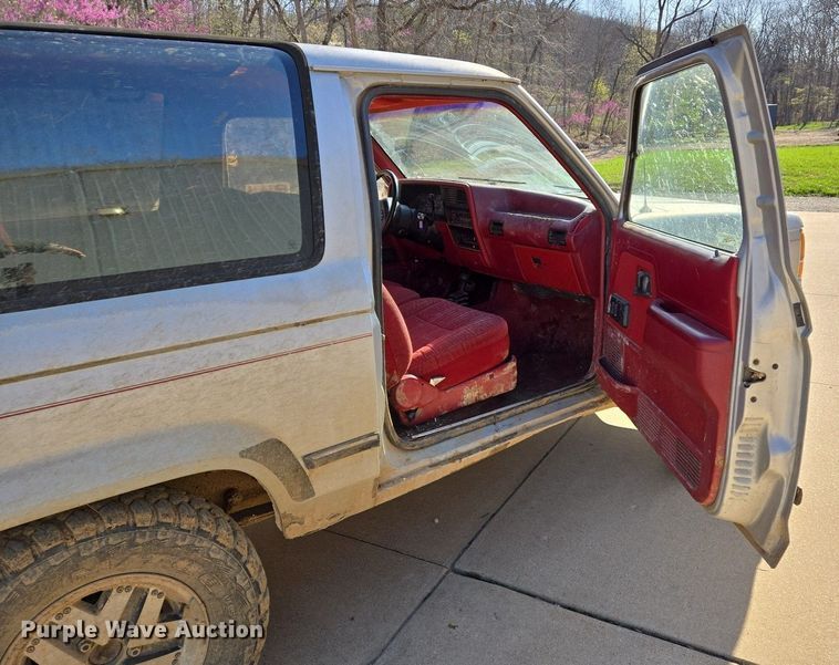 image for item DS5374 1990 Ford Bronco II XLT SUV