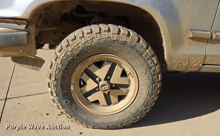 image for item DS5374 1990 Ford Bronco II XLT SUV