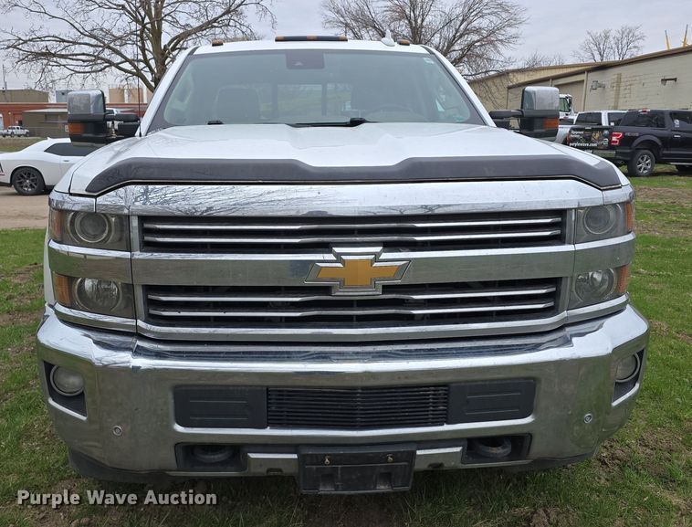 image for item DT6779 2015 Chevrolet Silverado 3500HD Crew Cab pickup truck