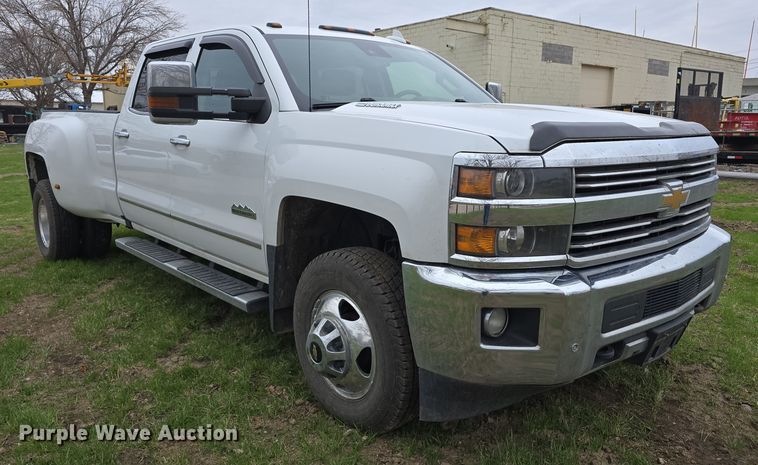image for item DT6779 2015 Chevrolet Silverado 3500HD Crew Cab pickup truck