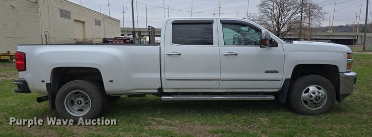 image for item DT6779 2015 Chevrolet Silverado 3500HD Crew Cab pickup truck