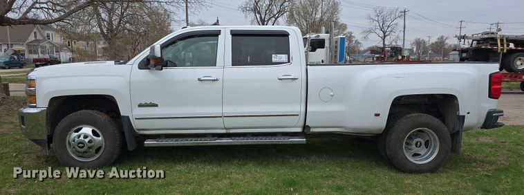 image for item DT6779 2015 Chevrolet Silverado 3500HD Crew Cab pickup truck