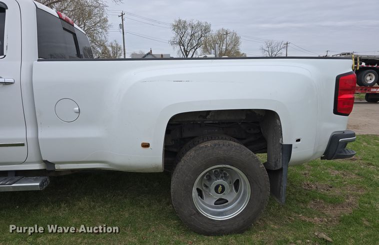 image for item DT6779 2015 Chevrolet Silverado 3500HD Crew Cab pickup truck