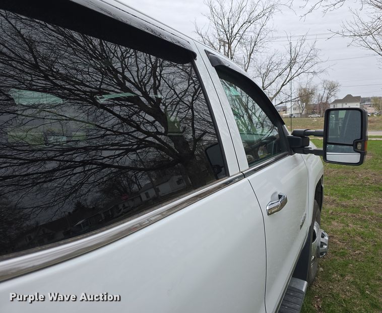 image for item DT6779 2015 Chevrolet Silverado 3500HD Crew Cab pickup truck