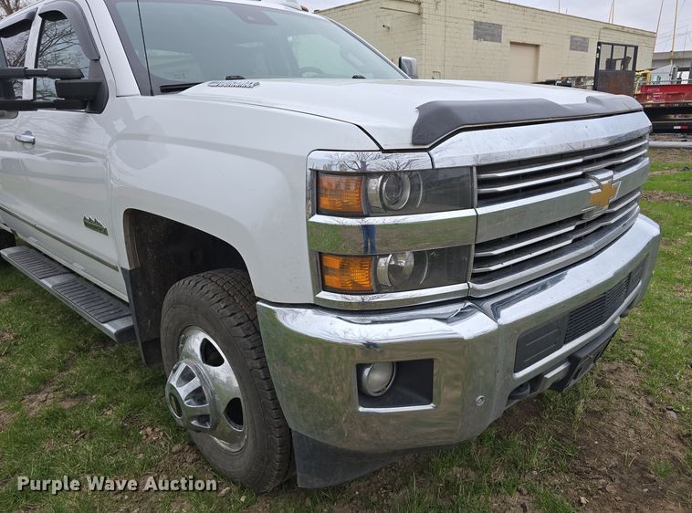 image for item DT6779 2015 Chevrolet Silverado 3500HD Crew Cab pickup truck