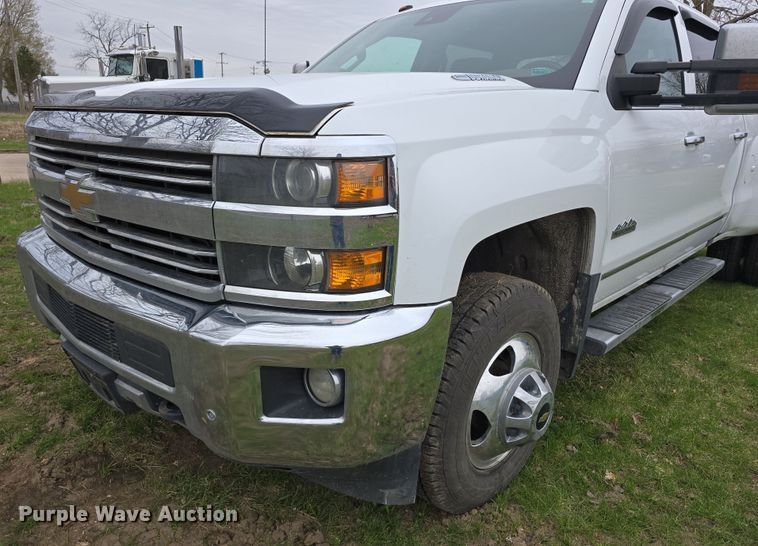 image for item DT6779 2015 Chevrolet Silverado 3500HD Crew Cab pickup truck