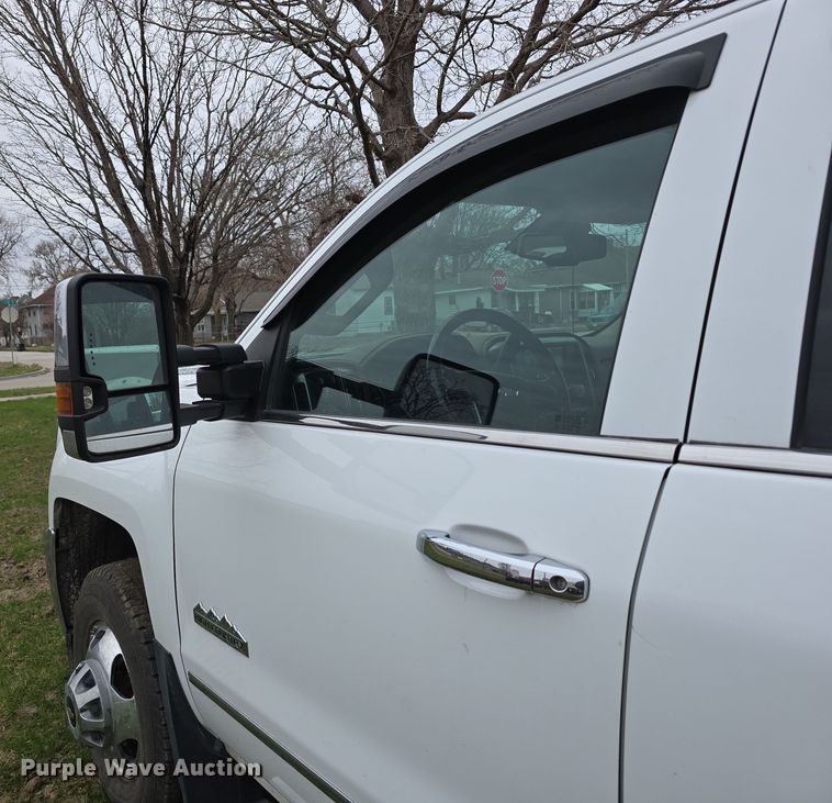 image for item DT6779 2015 Chevrolet Silverado 3500HD Crew Cab pickup truck