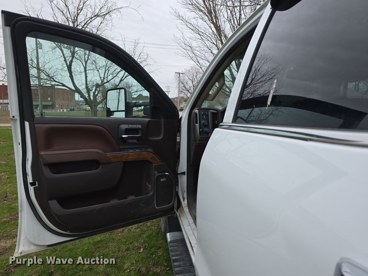 image for item DT6779 2015 Chevrolet Silverado 3500HD Crew Cab pickup truck