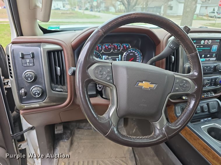 image for item DT6779 2015 Chevrolet Silverado 3500HD Crew Cab pickup truck