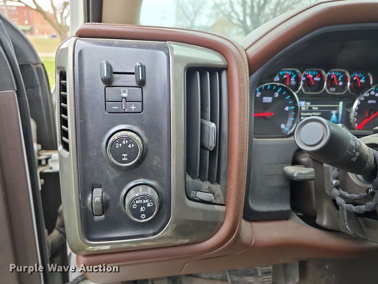 image for item DT6779 2015 Chevrolet Silverado 3500HD Crew Cab pickup truck