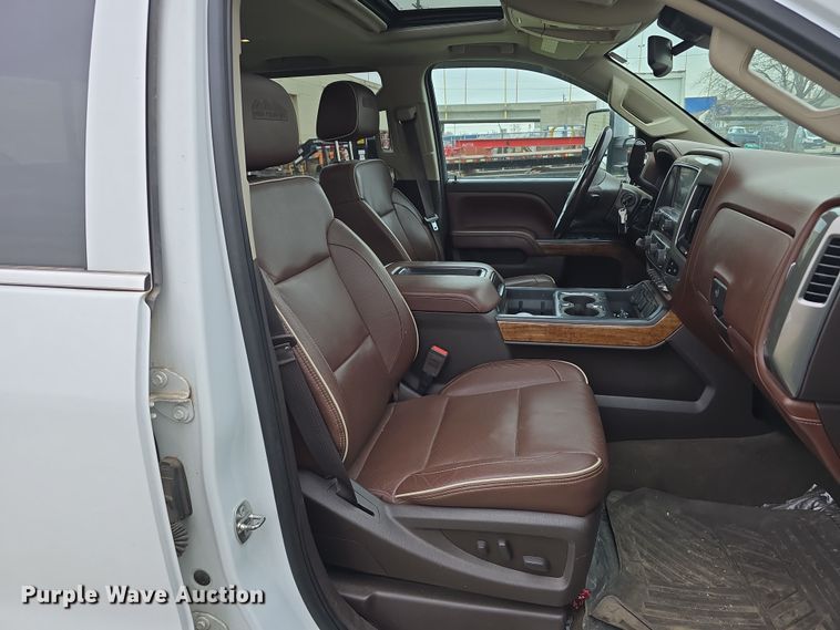 image for item DT6779 2015 Chevrolet Silverado 3500HD Crew Cab pickup truck