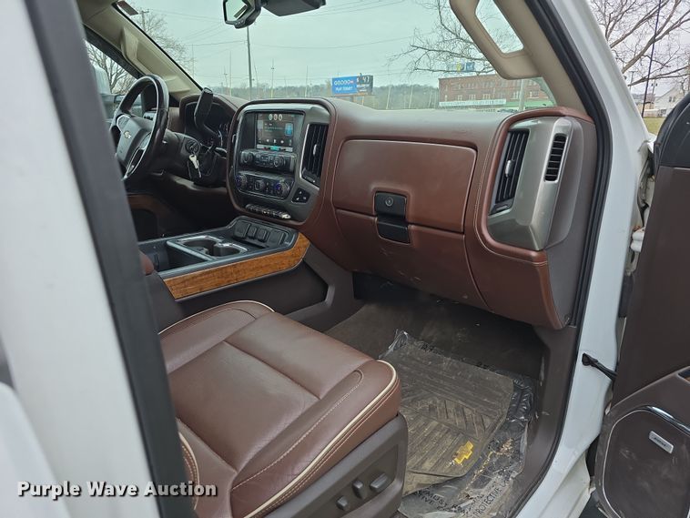 image for item DT6779 2015 Chevrolet Silverado 3500HD Crew Cab pickup truck