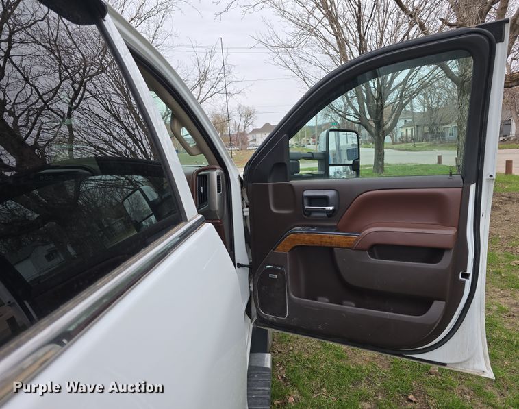 image for item DT6779 2015 Chevrolet Silverado 3500HD Crew Cab pickup truck