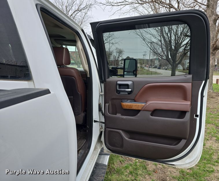 image for item DT6779 2015 Chevrolet Silverado 3500HD Crew Cab pickup truck