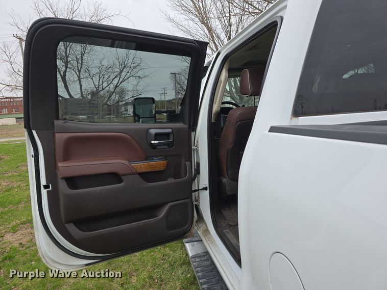 image for item DT6779 2015 Chevrolet Silverado 3500HD Crew Cab pickup truck