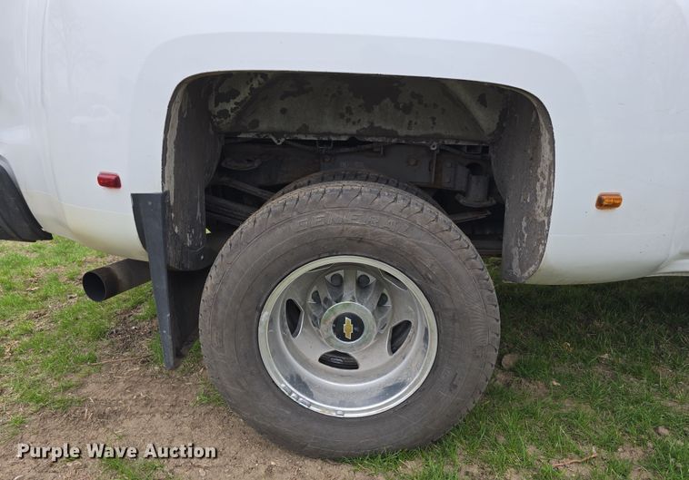 image for item DT6779 2015 Chevrolet Silverado 3500HD Crew Cab pickup truck