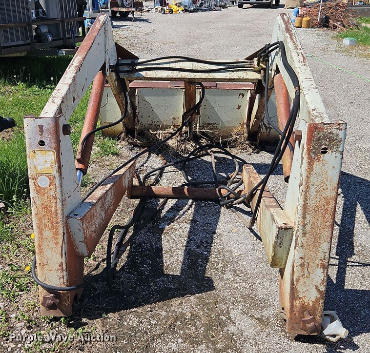 image for item DT7744 Farmhand 22 Loader loader bucket