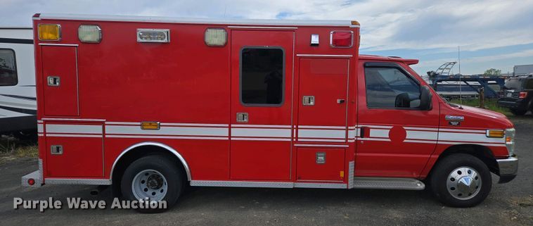 image for item EC0951 2005 Ford E450 Super Duty ambulance