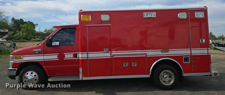 image for item EC0951 2005 Ford E450 Super Duty ambulance