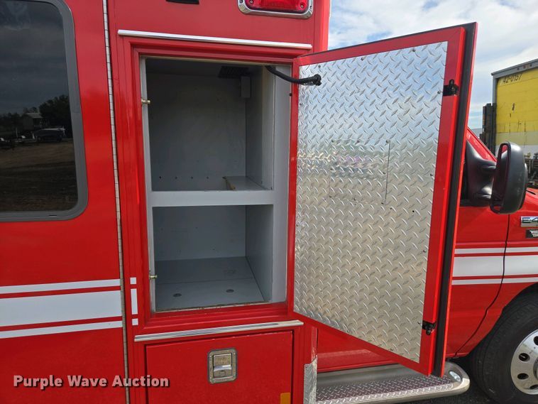 image for item EC0951 2005 Ford E450 Super Duty ambulance
