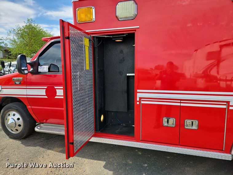 image for item EC0951 2005 Ford E450 Super Duty ambulance