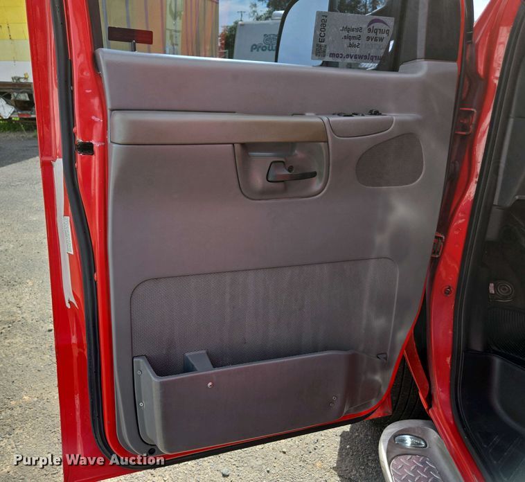 image for item EC0951 2005 Ford E450 Super Duty ambulance