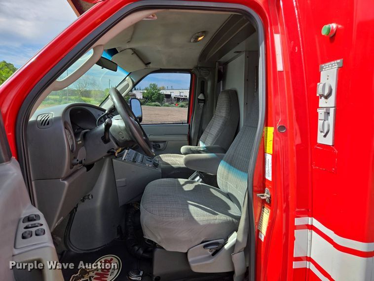image for item EC0951 2005 Ford E450 Super Duty ambulance