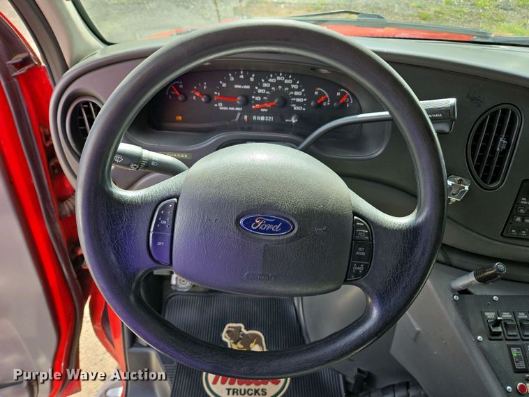 image for item EC0951 2005 Ford E450 Super Duty ambulance