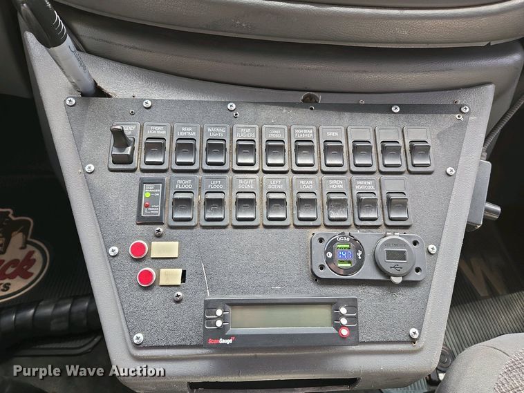 image for item EC0951 2005 Ford E450 Super Duty ambulance