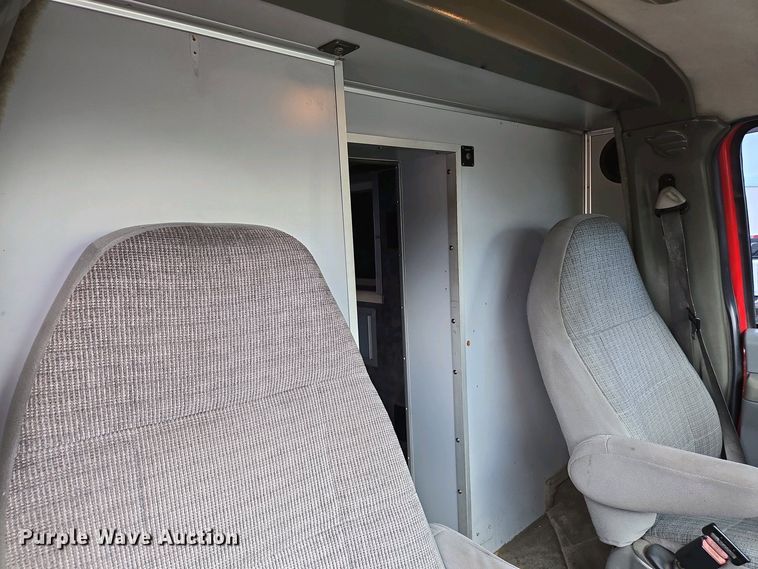 image for item EC0951 2005 Ford E450 Super Duty ambulance