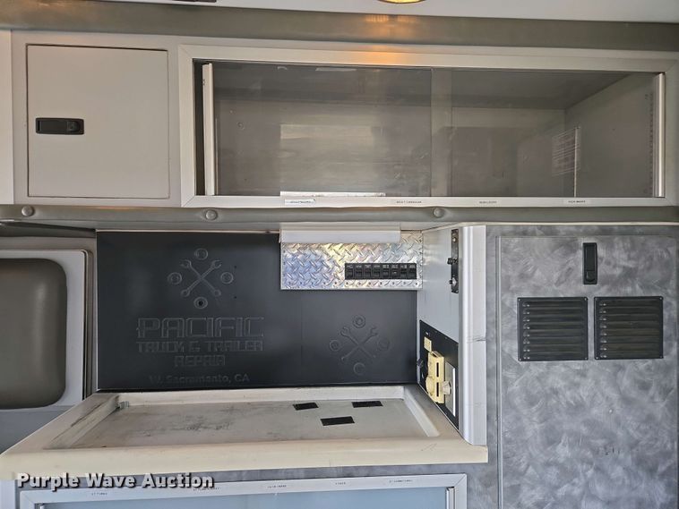 image for item EC0951 2005 Ford E450 Super Duty ambulance