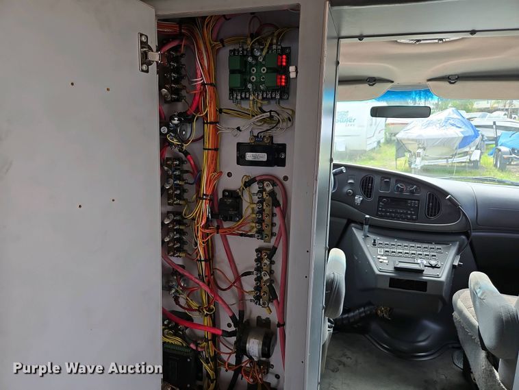 image for item EC0951 2005 Ford E450 Super Duty ambulance