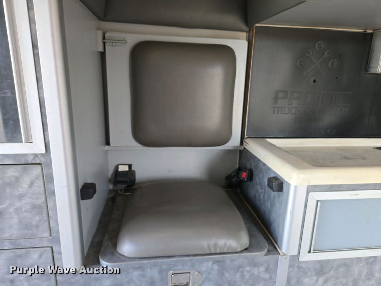 image for item EC0951 2005 Ford E450 Super Duty ambulance