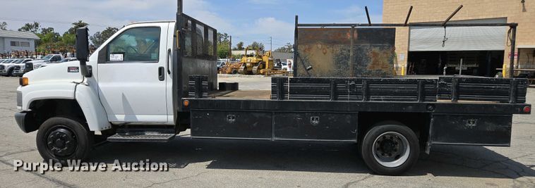 image for item EC0957 2003 GMC 5500 flatbed truck
