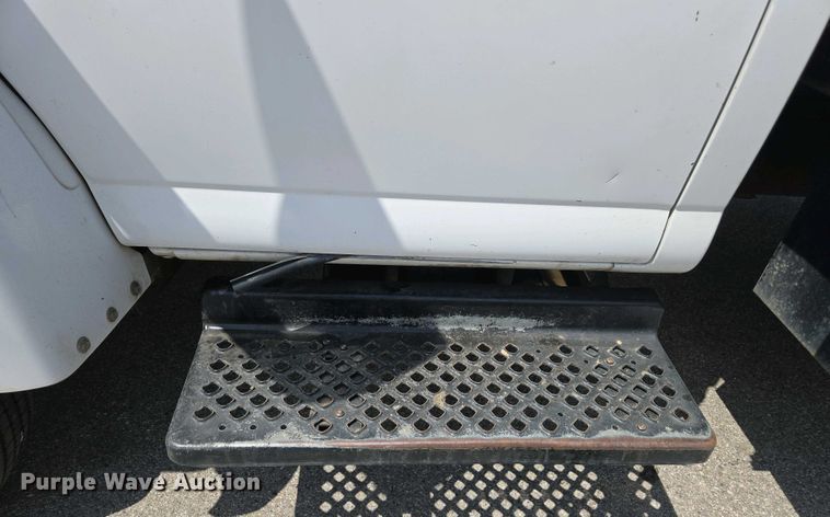 image for item EC0957 2003 GMC 5500 flatbed truck