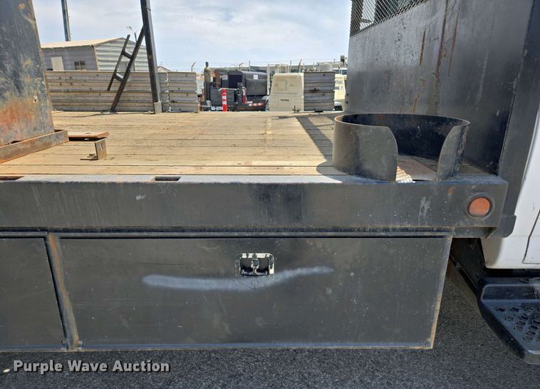 image for item EC0957 2003 GMC 5500 flatbed truck