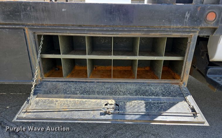 image for item EC0957 2003 GMC 5500 flatbed truck