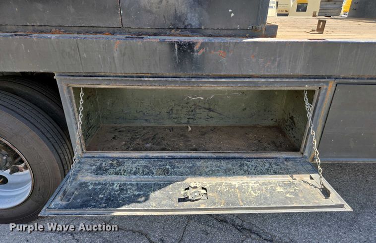 image for item EC0957 2003 GMC 5500 flatbed truck