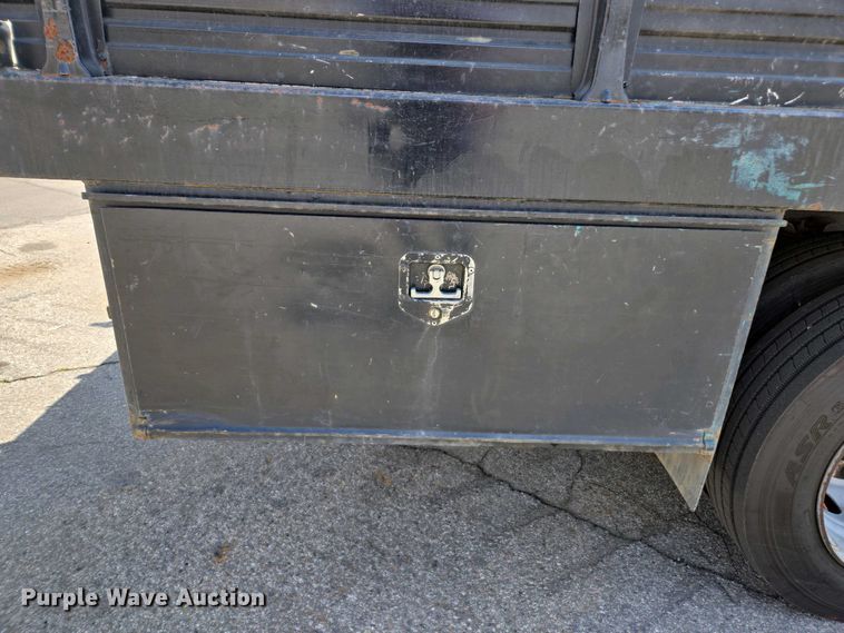 image for item EC0957 2003 GMC 5500 flatbed truck