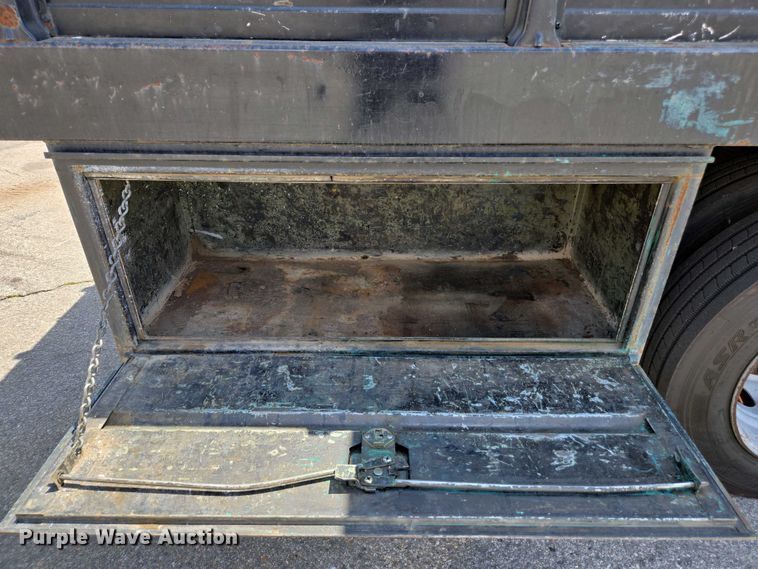 image for item EC0957 2003 GMC 5500 flatbed truck