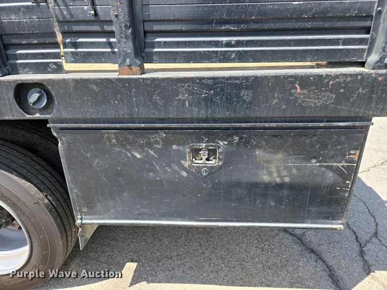 image for item EC0957 2003 GMC 5500 flatbed truck