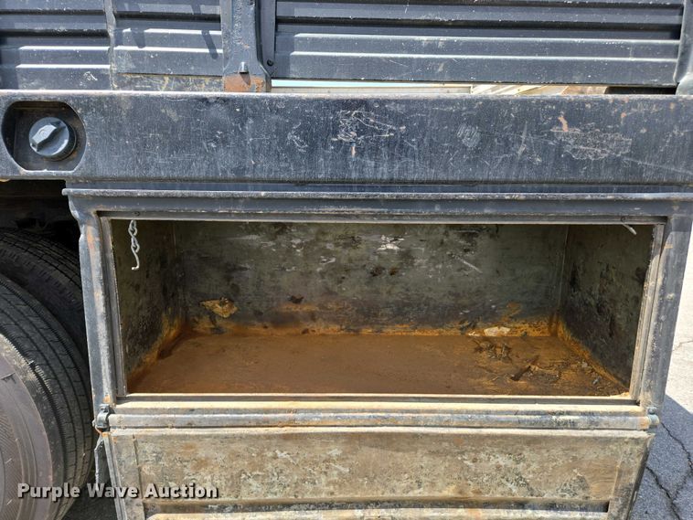 image for item EC0957 2003 GMC 5500 flatbed truck