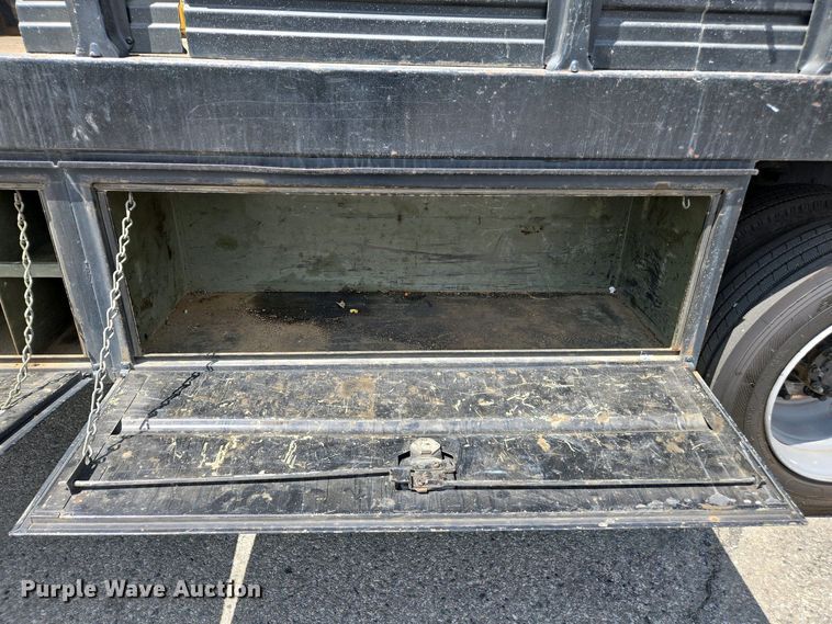 image for item EC0957 2003 GMC 5500 flatbed truck