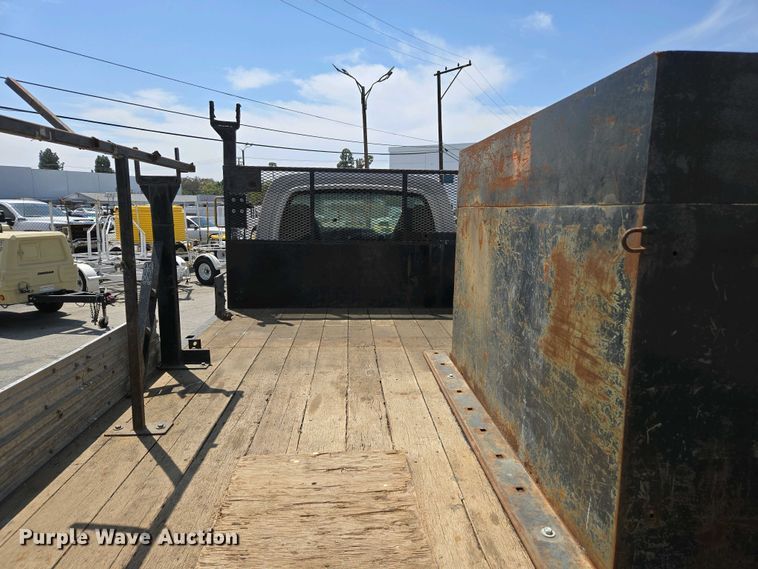 image for item EC0957 2003 GMC 5500 flatbed truck