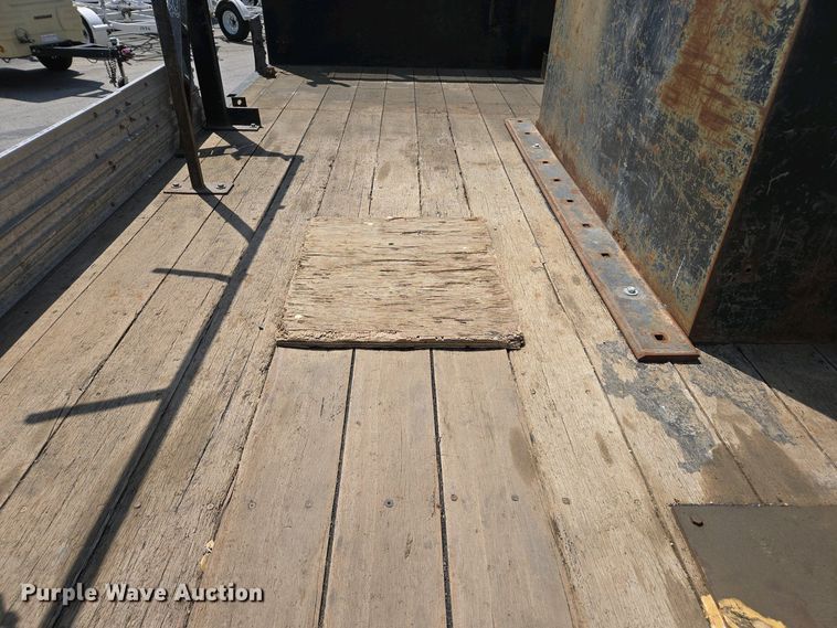 image for item EC0957 2003 GMC 5500 flatbed truck