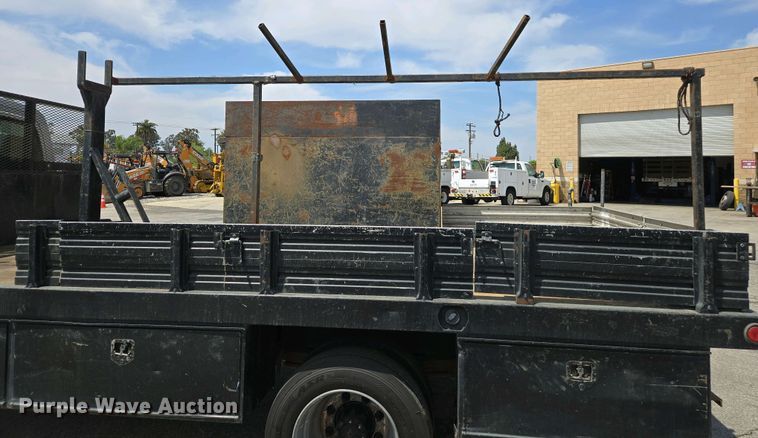 image for item EC0957 2003 GMC 5500 flatbed truck