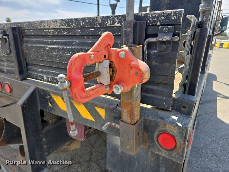 image for item EC0957 2003 GMC 5500 flatbed truck