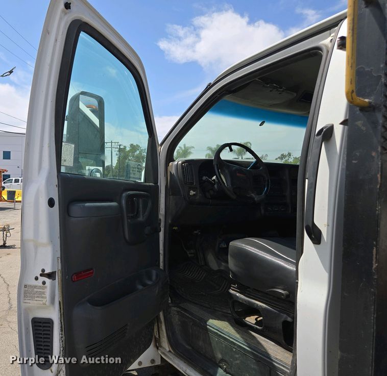 image for item EC0957 2003 GMC 5500 flatbed truck